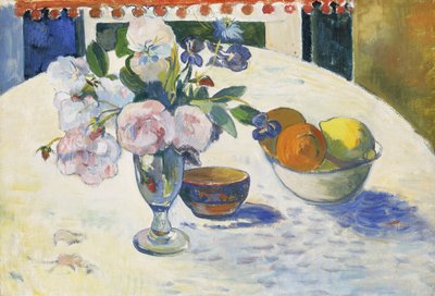 Fiori e una ciotola di frutta su un tavolo da Paul Gauguin